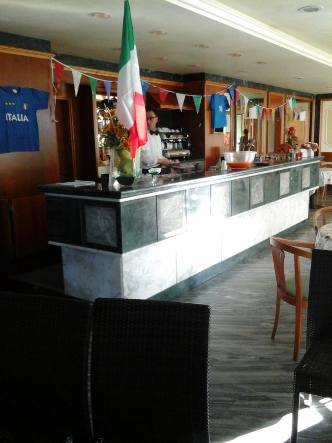 Hotel Boston 알바아드리안티카 외부 사진